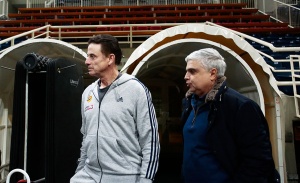 &Pi;&alpha;&pi;&alpha;&delta;ό&pi;&omicron;&upsilon;&lambda;&omicron;&sigmaf;: &laquo;&Pi;&rho;&omicron;&sigma;&pi;&alpha;&theta;&omicron;ύ&nu; &nu;&alpha; &beta;&rho;&omicron;&upsilon;&nu; &kappa;ά&pi;&omicron;&iota;&alpha; &delta;&iota;&kappa;&alpha;&iota;&omicron;&lambda;&omicron;&gamma;ί&alpha;&raquo;