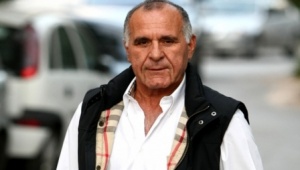 &Sigma;&upsilon;&nu;&alpha;&nu;&tau;ή&theta;&eta;&kappa;&epsilon; &mu;&epsilon; &Gamma;&rho;&alpha;&mu;&mu;έ&nu;&omicron; &omicron; &Kappa;&omega;&nu;&sigma;&tau;&alpha;&nu;&tau;ί&nu;&omicron;&upsilon;