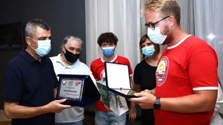 &Omicron;&iota; &phi;ί&lambda;&omicron;&iota; &tau;&eta;&sigmaf; &Tau;&rho;&iota;&epsilon;&sigma;&tau;ί&nu;&alpha; &tau;ί&mu;&eta;&sigma;&alpha;&nu; &tau;&omicron;&nu; &Pi;&alpha;&nu;&alpha;&theta;&eta;&nu;&alpha;ϊ&kappa;ό
