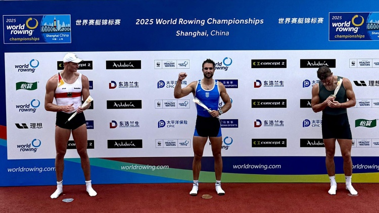 KAE &Pi;&alpha;&nu;&alpha;&theta;&eta;&nu;&alpha;ϊ&kappa;ό&sigmaf;: &laquo;&Sigma;&upsilon;&gamma;&chi;&alpha;&rho;&eta;&tau;ή&rho;&iota;&alpha; &Sigma;&tau;έ&phi;&alpha;&nu;&epsilon;!&raquo; &ndash; &Tau;&omicron; &mu;ή&nu;&upsilon;&mu;&alpha; &gamma;&iota;&alpha; &tau;&omicron; &chi;&rho;&upsilon;&sigma;ό &tau;&omicron;&upsilon; &Nu;&tau;&omicron;ύ&sigma;&kappa;&omicron;&upsilon; &sigma;&tau;&eta; &Sigma;&alpha;&nu;&gamma;&kappa;ά&eta;