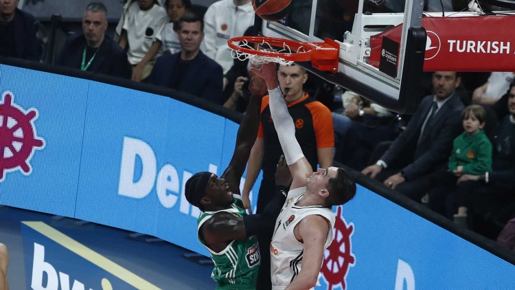 &Mu;&epsilon; &delta;&iota;&pi;&lambda;ό &Nu;&alpha;&nu; &sigma;&tau;&eta;&nu; &kappa;&omicron;&rho;&upsilon;&phi;ή &tau;&omicron; Top 10 &tau;&eta;&sigmaf; Euroleague (vid)