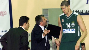 &Pi;&alpha;&pi;&alpha;&delta;ό&pi;&omicron;&upsilon;&lambda;&omicron;&sigmaf;: &laquo;&Eta; &nu;ί&kappa;&eta; &epsilon;&xi;&alpha;&rho;&tau;ά&tau;&alpha;&iota; &alpha;&pi;ό &pi;&omicron;&lambda;&lambda;&omicron;ύ&sigmaf; &pi;&alpha;&rho;ά&gamma;&omicron;&nu;&tau;&epsilon;&sigmaf;&raquo;