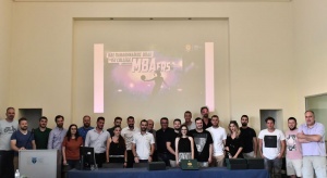 &Mu;&epsilon; &pi;&rho;ά&sigma;&iota;&nu;&omicron; &chi;&rho;ώ&mu;&alpha; &eta; &laquo;&alpha;&upsilon;&lambda;&alpha;ί&alpha;&raquo; &tau;&eta;&sigmaf; &pi;&rho;ώ&tau;&eta;&sigmaf; &chi;&rho;&omicron;&nu;&iota;ά&sigmaf; &tau;&omicron;&upsilon; &laquo;MBA in Sports Management&raquo;