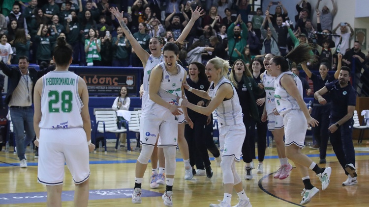 &Omicron;&iota; &kappa;&omicron;&rho;&iota;&tau;&sigma;ά&rho;&epsilon;&sigmaf; &tau;&omicron;&upsilon; &Pi;&alpha;&nu;&alpha;&theta;&eta;&nu;&alpha;ϊ&kappa;&omicron;ύ έ&beta;&alpha;&psi;&alpha;&nu; &pi;&rho;ά&sigma;&iota;&nu;&omicron; &tau;&omicron; &Kappa;ύ&pi;&epsilon;&lambda;&lambda;&omicron; &sigma;&epsilon; &tau;&epsilon;&lambda;&iota;&kappa;ό &laquo;&theta;&rho;ί&lambda;&epsilon;&rho;&raquo;