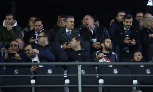 &Delta;ύ&omicron; &epsilon;&xi;&tau;&rho;έ&mu; &kappa;&alpha;&iota; &beta;&lambda;έ&pi;&epsilon;&iota;...