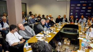 &Eta; &sigma;&upsilon;&mu;&phi;&omega;&nu;ί&alpha; &tau;&omega;&nu; 13 &Kappa;&Alpha;&Epsilon;, &laquo;&pi;έ&phi;&tau;&epsilon;&iota;&raquo; &omicron; &Omicron;&lambda;&upsilon;&mu;&pi;&iota;&alpha;&kappa;ό&sigmaf; &alpha;&nu; &delta;&epsilon;&nu; &alpha;&gamma;&omega;&nu;&iota;&sigma;&tau;&epsilon;ί