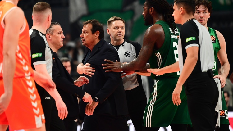 &Omicron;&iota; &delta;&iota;&alpha;&iota;&tau;&eta;&tau;έ&sigmaf; &tau;&omicron;&upsilon; Game 5 &alpha;&nu;ά&mu;&epsilon;&sigma;&alpha; &sigma;&tau;&omicron;&nu; &Pi;&alpha;&nu;&alpha;&theta;&eta;&nu;&alpha;ϊ&kappa;ό &kappa;&alpha;&iota; &tau;&eta; &Beta;&alpha;&lambda;έ&nu;&theta;&iota;&alpha;