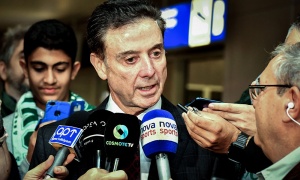 &Pi;&iota;&tau;ί&nu;&omicron;: &laquo;&Epsilon;ί&mu;&alpha;&iota; &pi;&rho;&omicron;&pi;&omicron;&nu;&eta;&tau;ή&sigmaf; &tau;&omicron;&upsilon; &Pi;&alpha;&nu;&alpha;&theta;&eta;&nu;&alpha;ϊ&kappa;&omicron;ύ &mu;&epsilon; &upsilon;&psi;&eta;&lambda;&omicron;ύ&sigmaf; &sigma;&tau;ό&chi;&omicron;&upsilon;&sigmaf;&raquo; (vid)