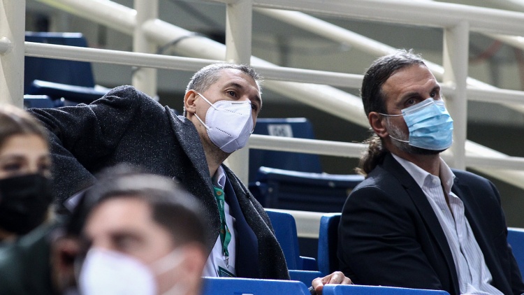 &Alpha;&lambda;&beta;έ&rho;&tau;&eta;&sigmaf;: &laquo;&Eta; &omicron;&mu;ά&delta;&alpha; έ&chi;&epsilon;&iota; &tau;&eta; &nu;&omicron;&omicron;&tau;&rho;&omicron;&pi;ί&alpha; &pi;&omega;&sigmaf; &pi;&rho;έ&pi;&epsilon;&iota; &nu;&alpha; &kappa;&epsilon;&rho;&delta;ί&zeta;&epsilon;&iota;&raquo; (vid)