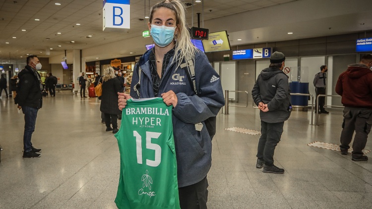 &Sigma;&tau;&eta;&nu; &Alpha;&theta;ή&nu;&alpha; &eta; &Mu;&pi;&rho;&alpha;&mu;&pi;ί&gamma;&iota;&alpha;: &laquo;&Nu;&alpha; &beta;&omicron;&eta;&theta;ή&sigma;&omega; ό&sigma;&omicron; &pi;&epsilon;&rho;&iota;&sigma;&sigma;ό&tau;&epsilon;&rho;&omicron; &mu;&pi;&omicron;&rho;ώ&raquo;