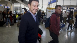 &Pi;&iota;&tau;ί&nu;&omicron;: &laquo;Ό&lambda;&omicron;&iota; &pi;&alpha;ί&zeta;&omicron;&upsilon;&nu; &sigma;&alpha;&nu; &mu;ί&alpha; &gamma;&rho;&omicron;&theta;&iota;ά, &mu;&epsilon; &alpha;&upsilon;&tau;ό &pi;&rho;&omicron;&chi;&omega;&rho;ά&mu;&epsilon;&raquo;