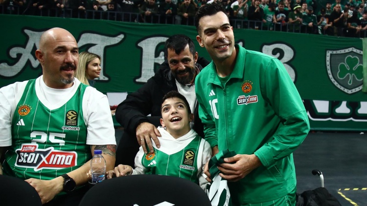 &Omicron; &Sigma;&lambda;&omicron;ύ&kappa;&alpha;&sigmaf; &chi;ά&rho;&iota;&sigma;&epsilon; &sigma;&tau;&omicron;&nu; &mu;&iota;&kappa;&rho;ό &Gamma;&iota;&alpha;&nu;&nu;ά&kappa;&eta; &phi;&alpha;&nu;έ&lambda;&alpha; &tau;&omicron;&upsilon; &Pi;&alpha;&nu;&alpha;&theta;&eta;&nu;&alpha;ϊ&kappa;&omicron;ύ (vid)