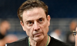 &Pi;&iota;&tau;ί&nu;&omicron;: &laquo;&Eta; &Zeta;&epsilon;&nu;ί&tau; &pi;&alpha;ί&zeta;&epsilon;&iota; &epsilon;&xi;&alpha;&iota;&rho;&epsilon;&tau;&iota;&kappa;ά &epsilon;&kappa;&tau;ό&sigmaf; έ&delta;&rho;&alpha;&sigmaf;&raquo;