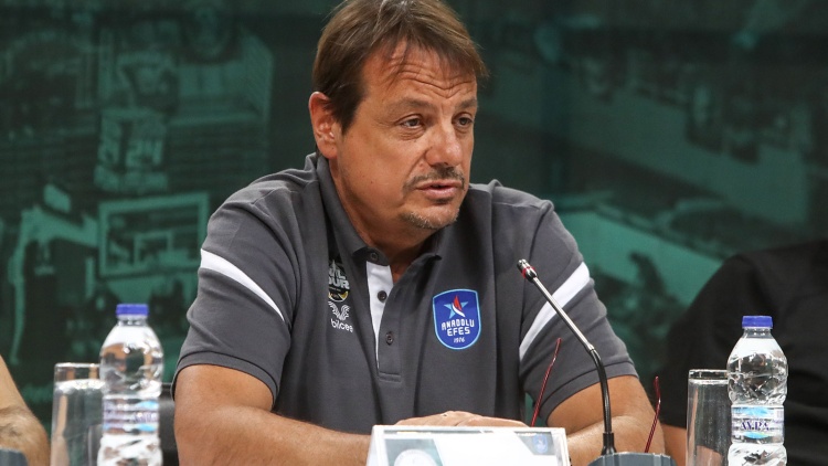 &Alpha;&tau;&alpha;&mu;ά&nu;: &laquo;&Tau;&rho;έ&phi;&omicron;&upsilon;&mu;&epsilon; &mu;&epsilon;&gamma;ά&lambda;&omicron; &sigma;&epsilon;&beta;&alpha;&sigma;&mu;ό &sigma;&tau;&omicron;&nu; &Pi;&alpha;ύ&lambda;&omicron; &Gamma;&iota;&alpha;&nu;&nu;&alpha;&kappa;ό&pi;&omicron;&upsilon;&lambda;&omicron;&raquo;