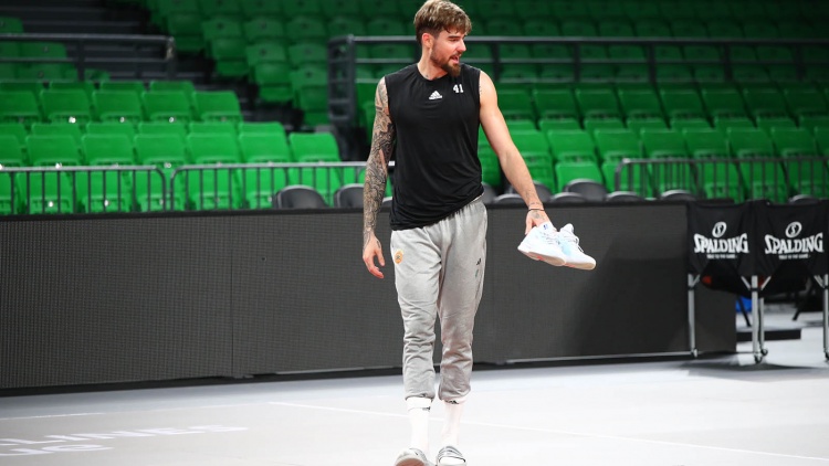&Epsilon;&rho;&nu;&alpha;&nu;&gamma;&kappa;ό&mu;&epsilon;&theta;: &laquo;&Tau;&omicron; &Omicron;&Alpha;&Kappa;&Alpha; &mu;&omicron;&iota;ά&zeta;&epsilon;&iota; &mu;&epsilon; &gamma;ή&pi;&epsilon;&delta;&omicron; NBA, &sigma;&tau;ό&chi;&omicron;&sigmaf; &epsilon;ί&nu;&alpha;&iota; &tau;&omicron; back to back&raquo;