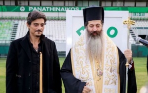 &Gamma;&iota;&alpha;&nu;&nu;&alpha;&kappa;ό&pi;&omicron;&upsilon;&lambda;&omicron;&sigmaf;: &laquo;&Mu;&epsilon;&tau;ά&lambda;&lambda;&iota;&alpha;, &pi;&rho;&omega;&tau;&alpha;&theta;&lambda;ή&mu;&alpha;&tau;&alpha; &kappa;&alpha;&iota; triple crown&raquo;