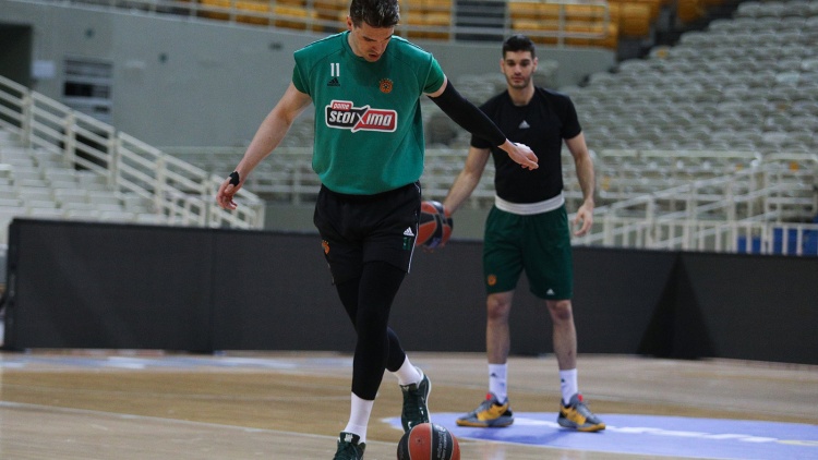 &laquo;&Mu;ά&gamma;&omicron;&sigmaf;&raquo; &Chi;&epsilon;&zeta;ό&nu;&iota;&alpha; &sigma;&kappa;&omicron;&rho;ά&rho;&epsilon;&iota; &kappa;&alpha;&iota; &mu;&epsilon; &tau;&omicron; &pi;ό&delta;&iota; (+vid)