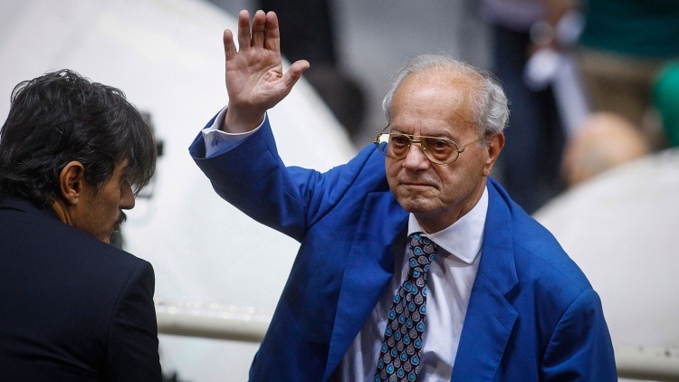 Έ&xi;&iota; &chi;&rho;ό&nu;&iota;&alpha; &chi;&omega;&rho;ί&sigmaf; &tau;&omicron;&nu; &Theta;&alpha;&nu;ά&sigma;&eta; &Gamma;&iota;&alpha;&nu;&nu;&alpha;&kappa;ό&pi;&omicron;&upsilon;&lambda;&omicron; - To &mu;ή&nu;&upsilon;&mu;&alpha; &tau;&eta;&sigmaf; &Kappa;&Alpha;&Epsilon; &Pi;&alpha;&nu;&alpha;&theta;&eta;&nu;&alpha;ϊ&kappa;ό&sigmaf; (pic)