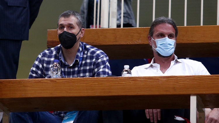 &Alpha;&lambda;&beta;έ&rho;&tau;&eta;&sigmaf;: &laquo;Έ&chi;&omicron;&upsilon;&mu;&epsilon; &kappa;&alpha;&iota; &tau;&omicron; &pi;&rho;&omega;&tau;ά&theta;&lambda;&eta;&mu;&alpha; &mu;&pi;&rho;&omicron;&sigma;&tau;ά &mu;&alpha;&sigmaf;&raquo;