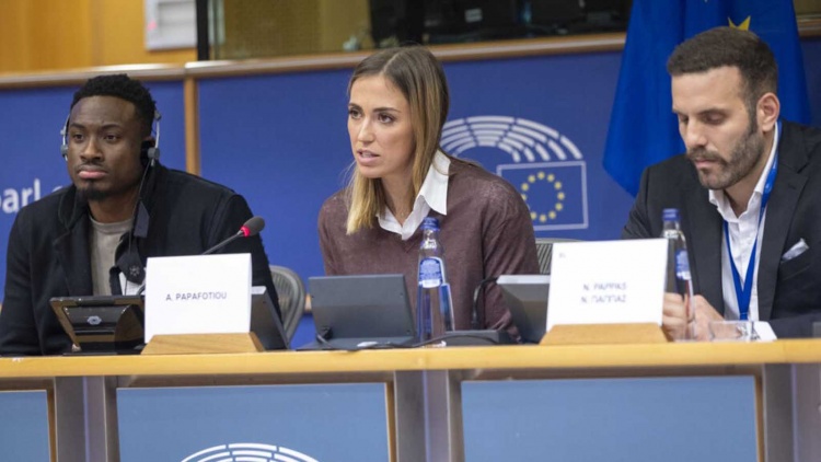 &Mu;ί&lambda;&eta;&sigma;&epsilon; &sigma;&tau;&omicron; &Epsilon;&upsilon;&rho;&omega;&kappa;&omicron;&iota;&nu;&omicron;&beta;&omicron;ύ&lambda;&iota;&omicron; &eta; &Alpha;&theta;&eta;&nu;ά &Pi;&alpha;&pi;&alpha;&phi;&omega;&tau;ί&omicron;&upsilon;