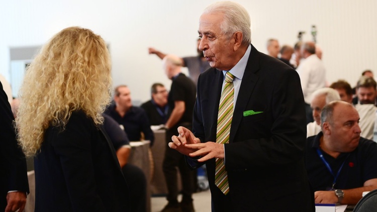 &Mu;&alpha;&upsilon;&rho;&omicron;&kappa;&omicron;&upsilon;&kappa;&omicron;&upsilon;&lambda;ά&kappa;&eta;&sigmaf;: &laquo;&Theta;&epsilon;&tau;&iota;&kappa;&omicron;ί &gamma;&iota;&alpha; &tau;&omicron; &Mu;&eta;&tau;&rho;ώ&omicron; &alpha;&lambda;&lambda;ά &delta;&iota;&alpha;&phi;&omega;&nu;&omicron;ύ&mu;&epsilon; &gamma;&iota;&alpha; &tau;&iota;&sigmaf; &sigma;&upsilon;&nu;έ&pi;&epsilon;&iota;&epsilon;&sigmaf; &sigma;&tau;&alpha; &sigma;&omega;&mu;&alpha;&tau;&epsilon;ί&alpha;&raquo;