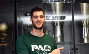 &Pi;&alpha;&pi;&alpha;&gamma;&iota;ά&nu;&nu;&eta;&sigmaf;: &laquo;Ό&lambda;&omicron;&iota; &sigma;&tau;&omicron; &Omicron;&Alpha;&Kappa;&Alpha;&raquo; (vid)
