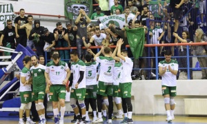 &Sigma;&tau;&eta;&nu; &Kappa;&upsilon;&psi;έ&lambda;&eta; &omicron;&iota; ά&nu;&tau;&rho;&epsilon;&sigmaf;, &sigma;&tau;&omicron; &Chi;&omicron;&lambda;&alpha;&rho;&gamma;ό &omicron;&iota; &gamma;&upsilon;&nu;&alpha;ί&kappa;&epsilon;&sigmaf;