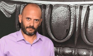 &Mu;&pi;ό&mu;&eta;&sigmaf;: &laquo;&Theta;&alpha; &delta;&omicron;ύ&mu;&epsilon; &tau;&iota; &theta;&alpha; &kappa;ά&nu;&epsilon;&iota; &omicron; &nu;έ&omicron;&sigmaf; &delta;ή&mu;&alpha;&rho;&chi;&omicron;&sigmaf; &gamma;&iota;&alpha; &tau;&omicron; &gamma;ή&pi;&epsilon;&delta;&omicron;&raquo;