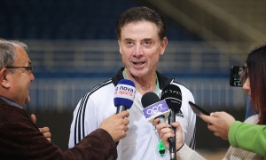 &Pi;&iota;&tau;ί&nu;&omicron;: &laquo;&Pi;&alpha;&iota;&chi;&nu;ί&delta;&iota; &pi;&alpha;&gamma;ί&delta;&alpha;, &mu;&omicron;&upsilon; έ&lambda;&epsilon;&iota;&psi;&epsilon; &tau;&omicron; &Omicron;&Alpha;&Kappa;&Alpha;&raquo;