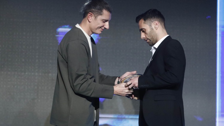 &Beta;&rho;&alpha;&beta;&epsilon;ί&alpha; &Pi;&Sigma;&Alpha;&Pi;&Pi;: &Omicron; &alpha;&delta;&epsilon;&rho;&phi;ό&sigmaf; &tau;&omicron;&upsilon; &Tau;&zeta;&omicron;&rho;&tau;&zeta; &Mu;&pi;ά&lambda;&nu;&tau;&omicron;&kappa; &sigma;&upsilon;&gamma;&kappa;ί&nu;&eta;&sigma;&epsilon; &mu;&epsilon; &tau;&alpha; &lambda;ό&gamma;&iota;&alpha; &tau;&omicron;&upsilon; (vid)