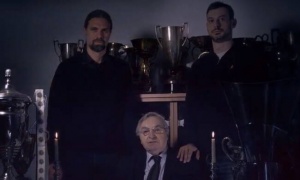 &Mu;&epsilon; &Kappa;&alpha;&mu;ά&rho;&alpha;, &Alpha;&lambda;&beta;έ&rho;&tau;&eta; &kappa;&alpha;&iota; &Pi;&alpha;&nu;&tau;&alpha;&lambda;έ&omega;&nu; &tau;&alpha; &laquo;&Chi;&rho;ό&nu;&iota;&alpha; &Pi;&omicron;&lambda;&lambda;ά&raquo; &tau;&omicron;&upsilon; &Epsilon;&rho;&alpha;&sigma;&iota;&tau;έ&chi;&nu;&eta; (vid)