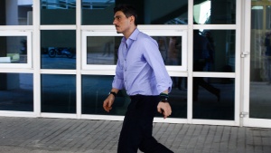 &Gamma;&iota;&alpha;&nu;&nu;&alpha;&kappa;ό&pi;&omicron;&upsilon;&lambda;&omicron;&sigmaf;: &laquo;&Phi;&alpha;ί&nu;&epsilon;&tau;&alpha;&iota; ό&tau;&iota; &epsilon;&pi;&alpha;&nu;έ&rho;&chi;&epsilon;&tau;&alpha;&iota; &eta; &tau;ά&xi;&eta;&raquo;